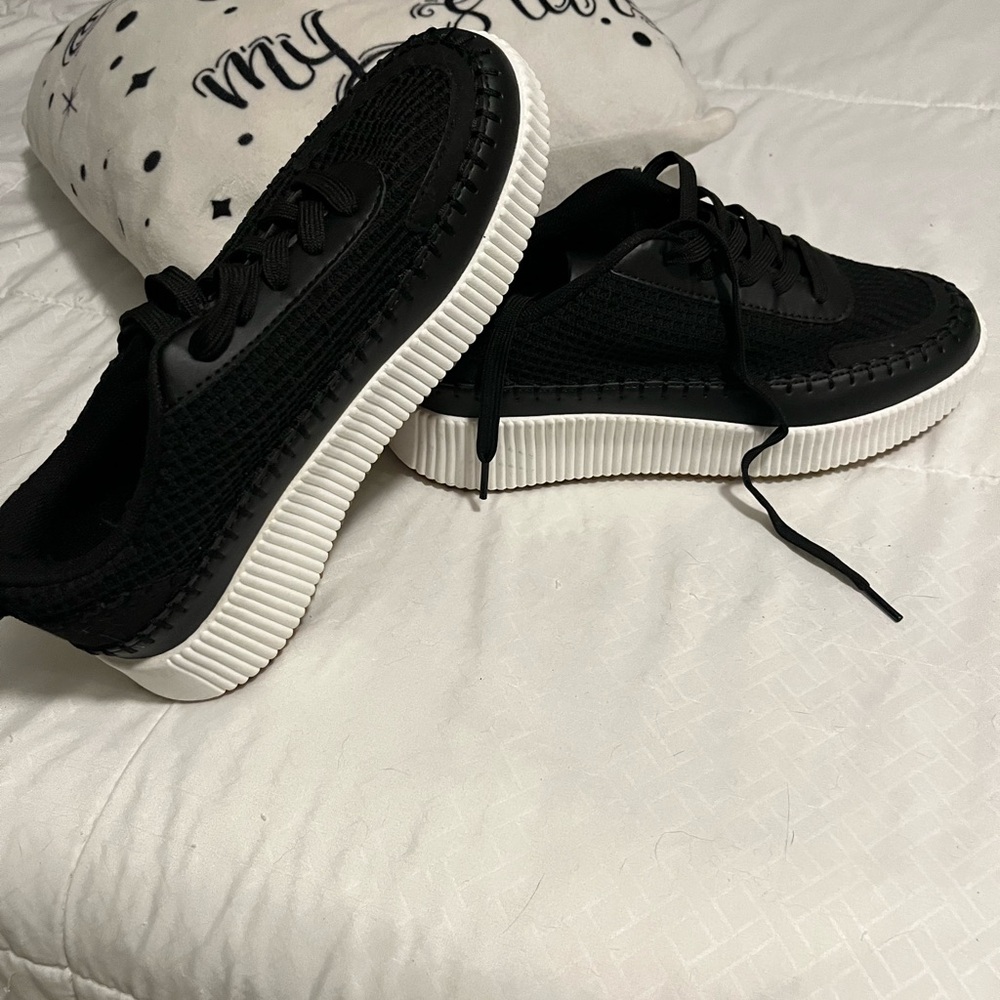 New La Sheelah black shoes with thick white soles. Very comfortable! 8.5